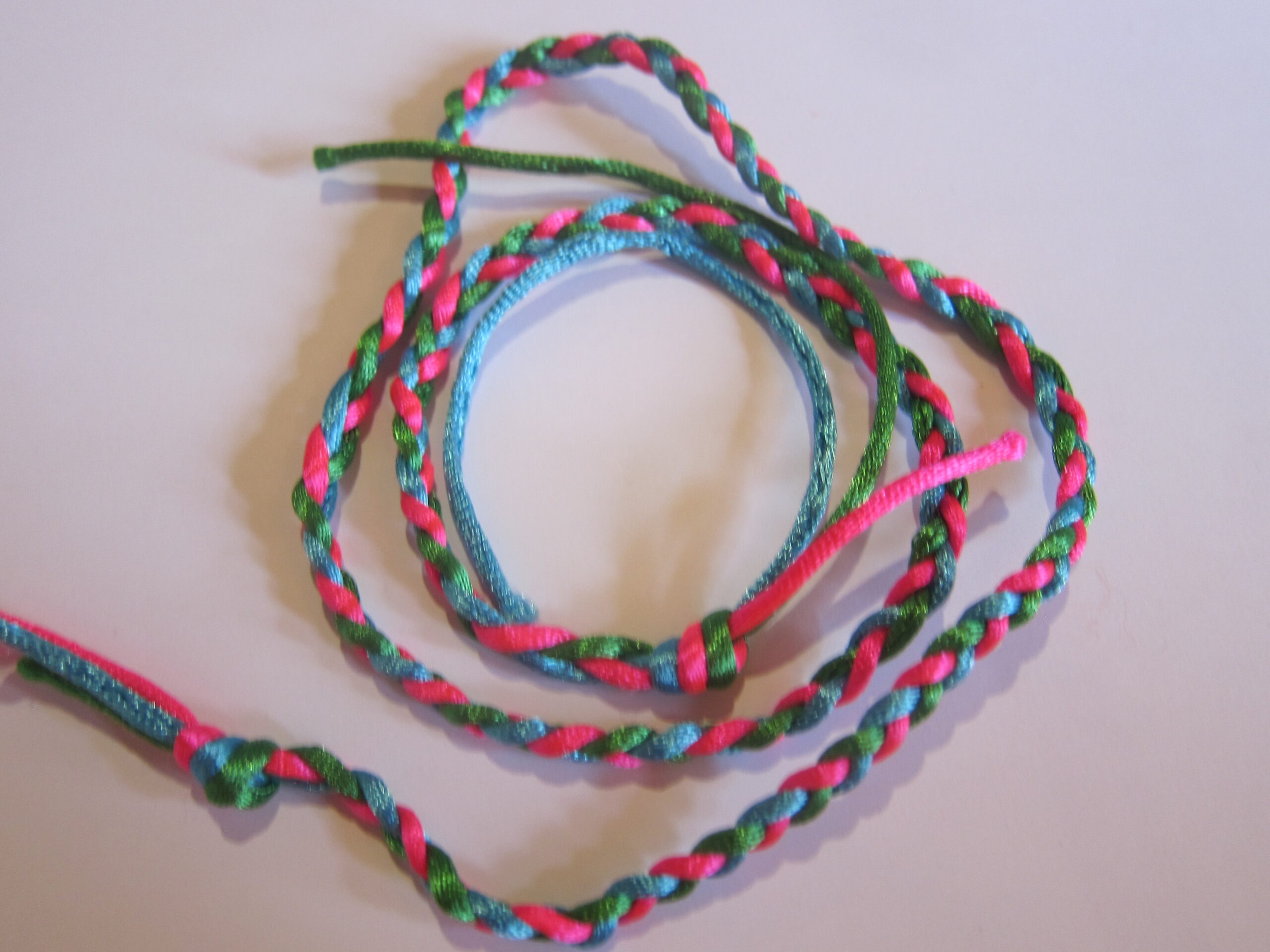 Trenza rosa, verde y azul