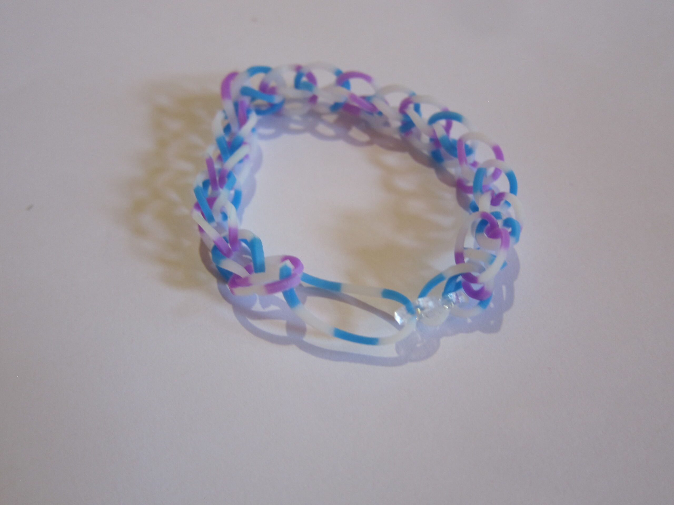 Pulsera gomitas lila, azul y blanco